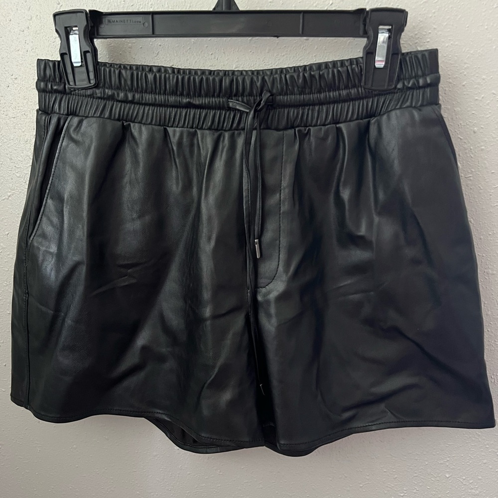 Paige Vivette Leather Look Shorts In Black Size Small New - Picture 4 of 11